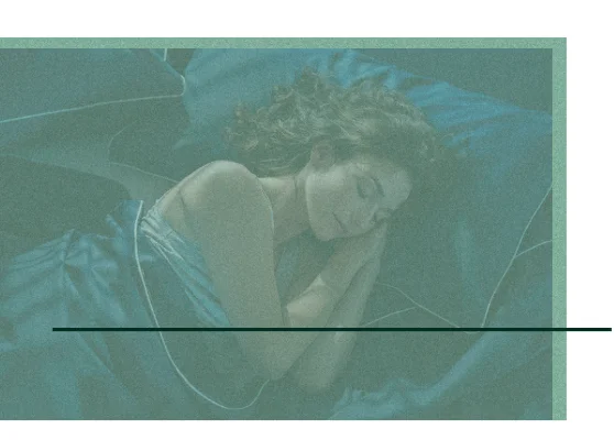 Eine Frau liegt ruhig im Bett und schläft