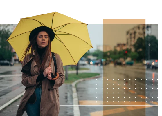 Frau mit Regenschirm im nasskalten Wetter