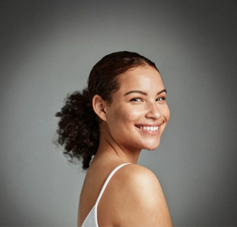 Frau mit strahlender Haut