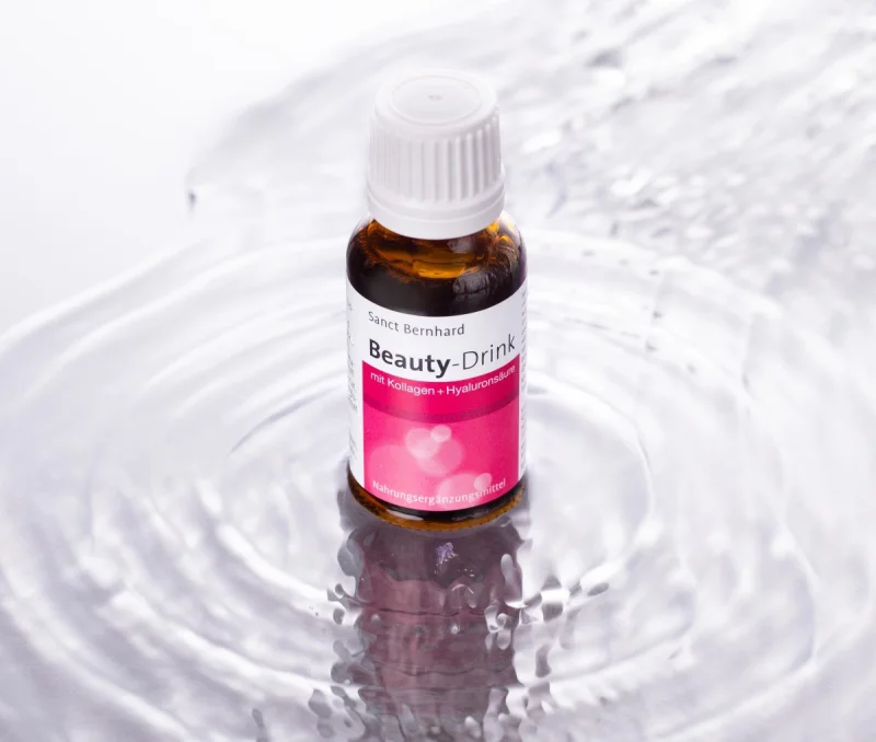 Beauty Drink Flasche auf dem Wasser einer See