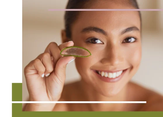 Eine Frau mit einer Aloe-Vera-Pflanze in der Hand