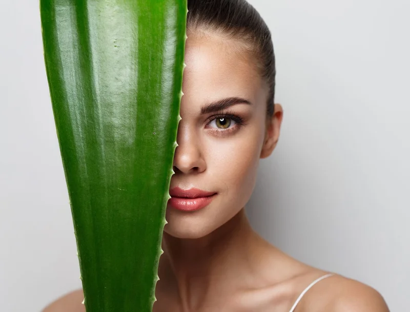 Frau mit Aloe Vera-Pflanze